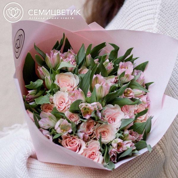Букет из 15 нежно-розовых роз 40 см (Кения) и 7 альстромерий в розовых тонах в розовой пленке