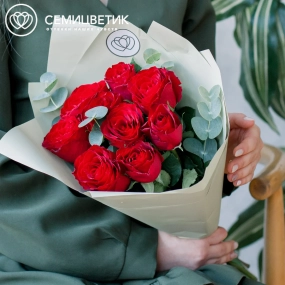 Букет из 9 красных роз 40 см (Кения) с эвкалиптом в зеленой пленке