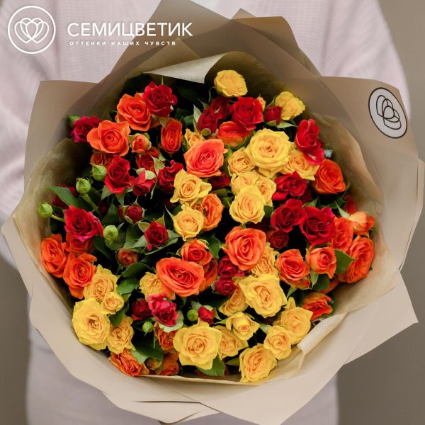 Букет из 19 кустовых роз 40 см яркий микс (Кения) в кремовой пленке
