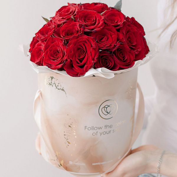 Букет в бежевой шляпной коробке Amour Mini из 29 красных с темной каймой роз Магия (Россия)