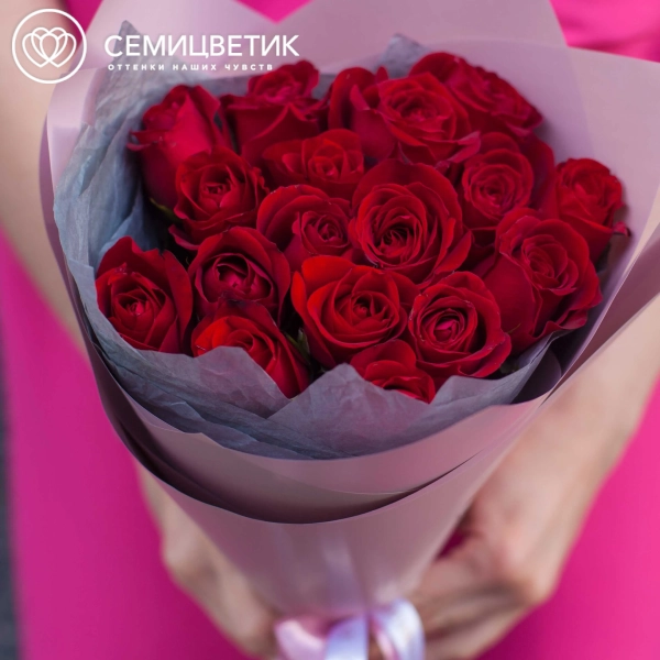 Букет из 17 красных роз 40 см (Кения) в розовой пленке