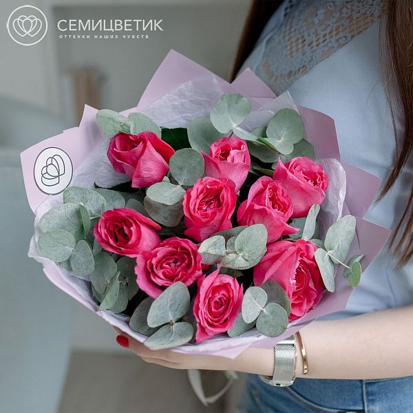 Букет из 9 красных пионовидных роз Wanted 50 см (Эквадор) с эвкалиптом