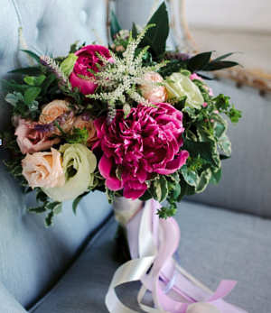 Свадебный букет из пионов, пионовидной розы и лизиантуса