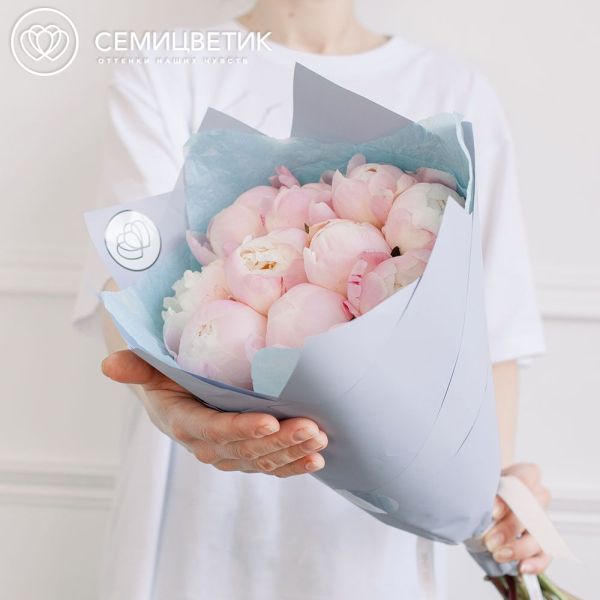 Букет из 11 нежно-розовых пионов Gardenia Premium в голубой пленке