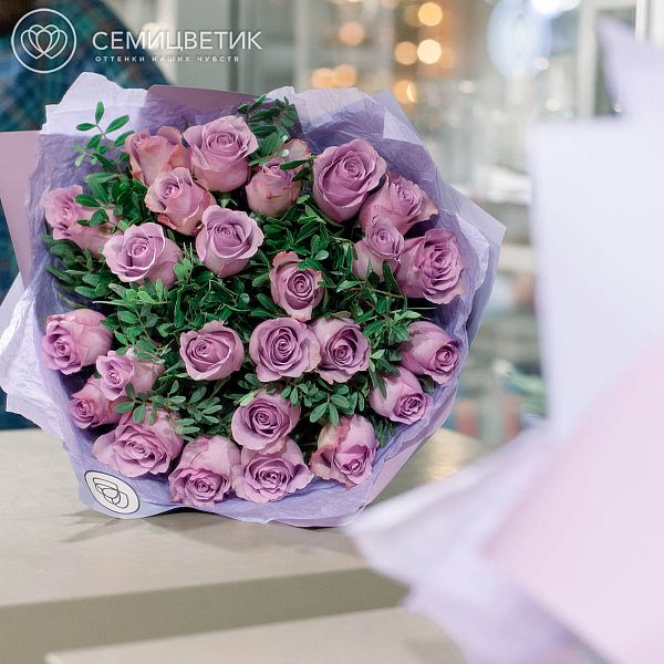 25 сиреневых  роз (Кения) Premium 40 см с фисташкой