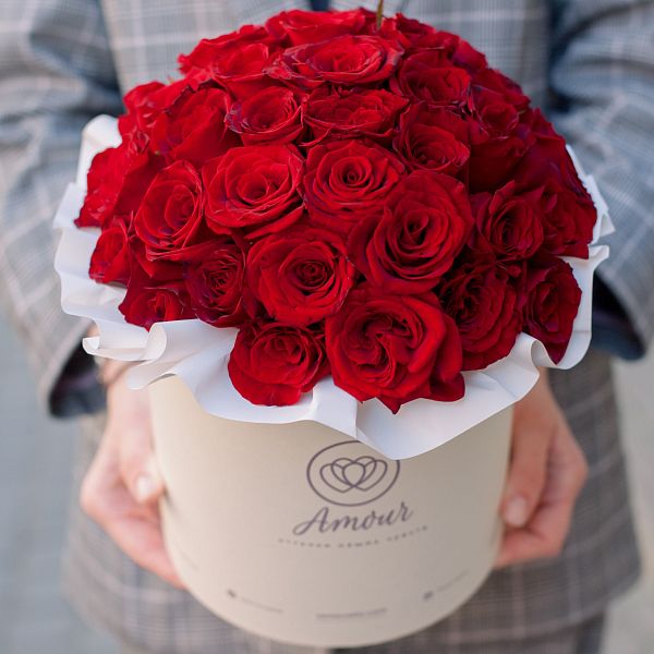 Букет в белой шляпной коробке Amour Mini из 23 красных с темной каймой роз Магия (Россия) 
