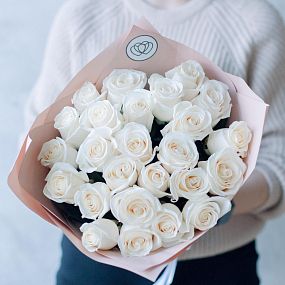 Букет из 25 белых роз 70 см (Эквадор) в кремовой пленке
