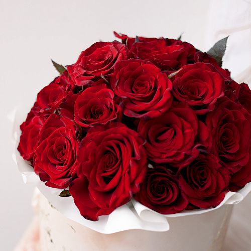 Букет в бежевой шляпной коробке Amour Mini из 29 красных с темной каймой роз (Россия)