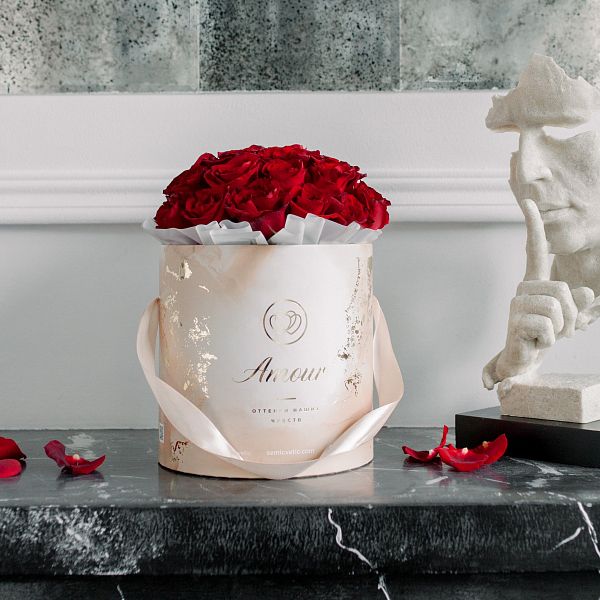 Букет в бежевой шляпной коробке Amour Mini из 29 красных с темной каймой роз Магия (Россия)