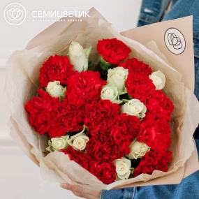 Букет из 15 красных гвоздик и 10 белых роз 40 см (Кения) в кремовой пленке