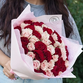 Букет из 51 красной и нежно-розовой розы 30 см (Кения) в розовой пленке