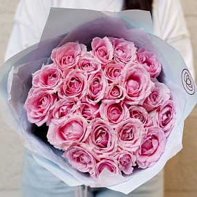 Букет из 25 нежно-розовых роз 60 см (Россия) в голубой пленке
