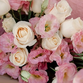 Букет из 10 белых роз Vendela 50 см (Эквадор) и 5 розовых лизиантусов в кремовой пленке