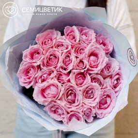 Букет из 25 нежно-розовых роз 60 см (Россия) в голубой пленке
