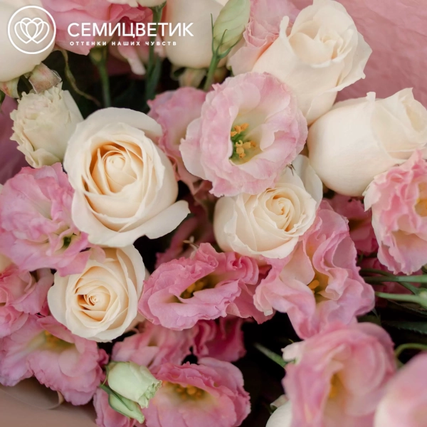 Букет из 10 белых роз Vendela 50 см (Эквадор) и 5 розовых лизиантусов в кремовой пленке