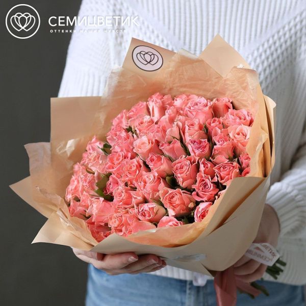 Букет из 51 коралловой розы 35 см (Кения) в кремовой упаковке
