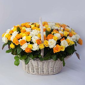 Большой букет Композиция из 151 оранжевой, желтой и белой розы (Россия) в корзине