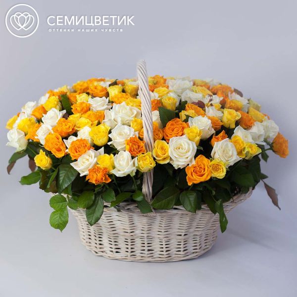 Композиция из 151 оранжевой, желтой и белой розы (Россия) в корзине