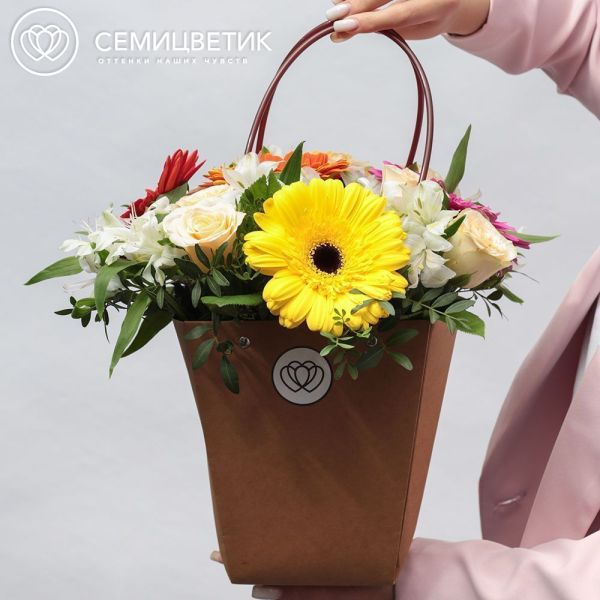 Композиция роз, гербер и альстромерий в сумочке