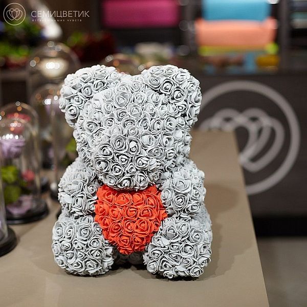 Мишка из роз серый с красным сердечком 40 см