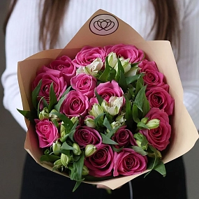 Букет из 15 розовых роз 35-40 см (Кения) и 7 белых альстромерий