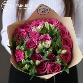 Букет из 15 розовых роз 35-40 см (Кения) и 7 белых альстромерий