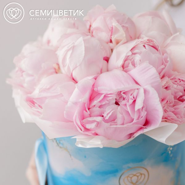 Букет в голубой шляпной коробке Amour Mini из 15 розовых пионов Premium