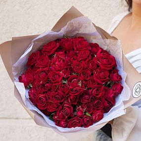 Букет из 19 красных кустовых роз 40 см (Кения)