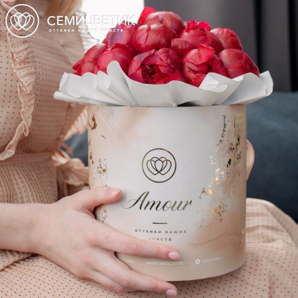 Букет в бежевой шляпной коробке Amour Mini из 21 бордового пиона Standart Plus