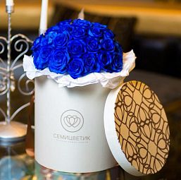 Букет в белой шляпной коробке Amour из 33 синих роз (Эквадор)