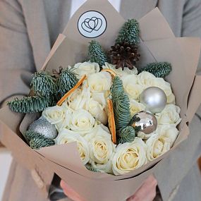 Букет из 15 белых роз 35-40 см (Россия) с елью и апельсином