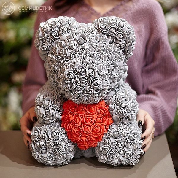 Мишка из роз серый с красным сердечком 40 см