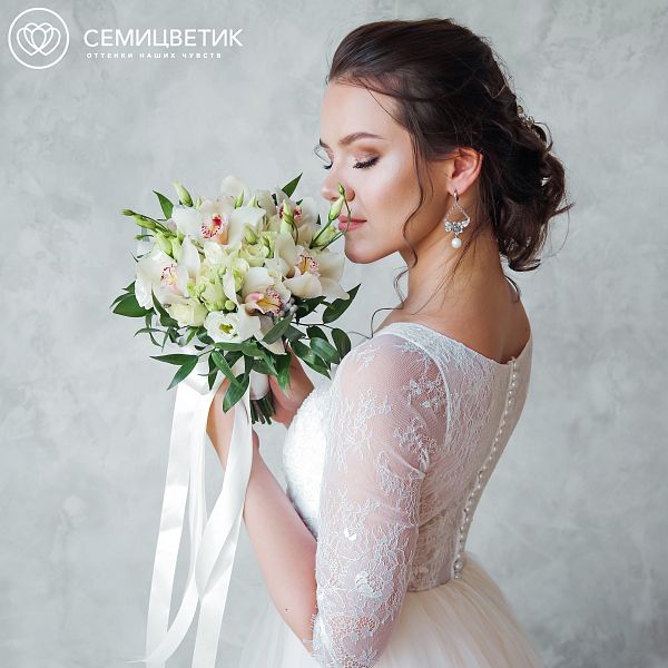 Свадебный букет из орхидеи, лизиантуса и белых роз