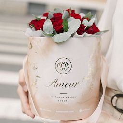 Букет в бежевой шляпной коробке Amour Mini из 21 красной розы (Кения) Standart с эвкалиптом