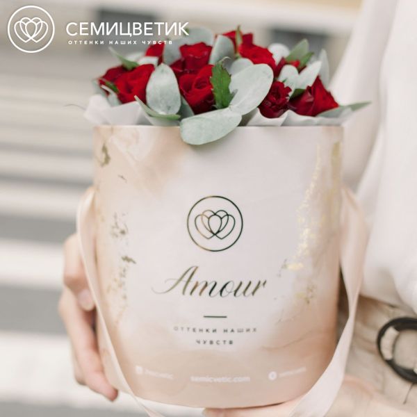 Букет в бежевой шляпной коробке Amour Mini из 21 красной розы (Кения) с эвкалиптом
