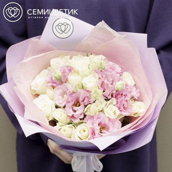 Букет из 15 белых роз (Кения) с 6 розовыми лизиантусами