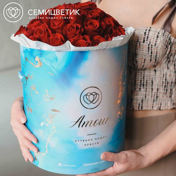 Букет в голубой шляпной коробке Amour из 51 красной розы (Кения)