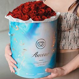 Букет в голубой шляпной коробке Amour из 51 красной розы (Кения)