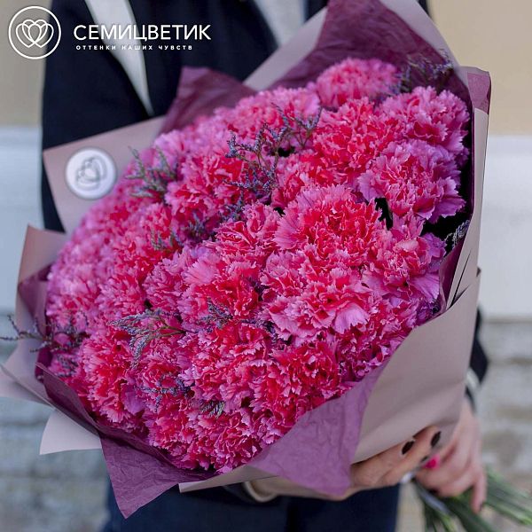 Букет из 51 малиновой гвоздики с лимониумом
