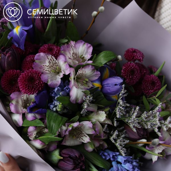 Букет на пасху с гиацинтами и ирисами в упаковке