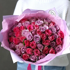 Букет из 51 розовой и сиреневой розы 35-40 см (Кения) в сиреневой упаковке