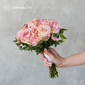 Круглый свадебный букет   из роз, лизиантуса и эвкалипта