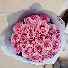 Букет из 25 нежно-розовых роз 60 см (Россия) в голубой пленке