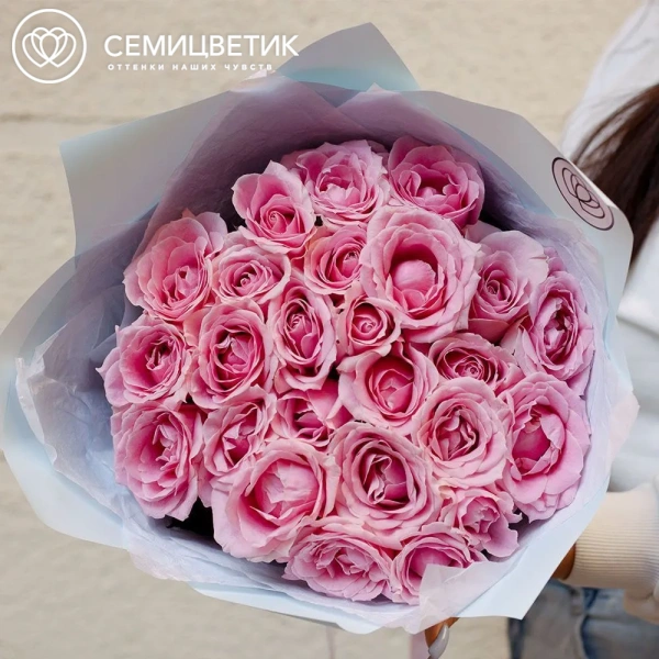 Букет из 25 нежно-розовых роз 60 см (Россия) в голубой пленке