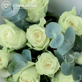 Букет из 9 белых роз 40 см (Кения) с эвкалиптом в белой пленке