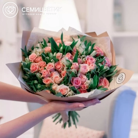 Букет из 13 белых альстромерий и 12 кустовых роз (Кения) в кремовой пленке