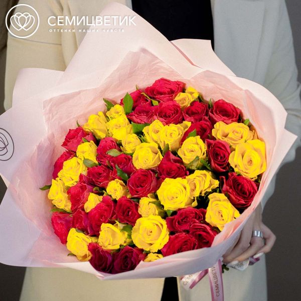 Букет из 51 жёлтой и малиновой розы 35 см (Кения)