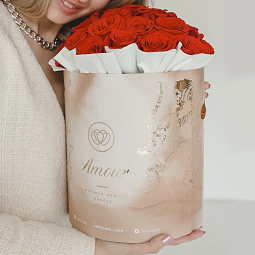 Букет в бежевой шляпной коробке Amour из 33 красных роз Freedom (Эквадор)