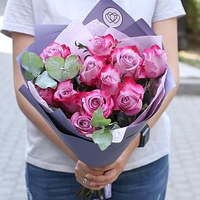 Букет из 11 сиреневых с фиолетовой каймой роз Deep purple 50 см (Эквадор) c эвкалиптом