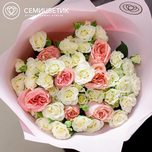 Букет из 7 кораллово-розовых пионовидных роз Wild Love и 10 белых кустовых роз